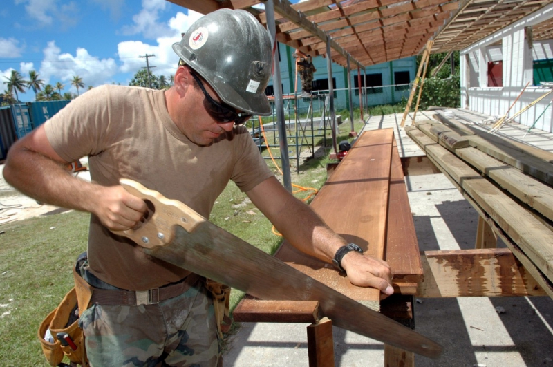 ebeniste-PEILLON-min_worker_construction_building_carpenter_male_job_build_helmet-893290